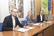 Dominik Schad, Bettina Weist und Frank Benölken unterzeichnen den Kooperationsvertrag für eine Jugendberufsagentur in Gladbeck